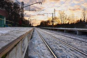 kväll vinter- landskap med de järnväg station foto