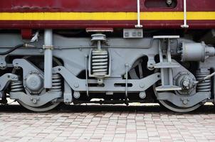 hjul av en ryska modern lokomotiv foto