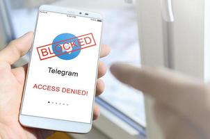 Kharkov, ukraina - april 27, 2018 en mobil telefon med de telegram app skärm med en förbjuder tecken. roskomnadzor blockerad de telegram service i Ryssland. tillgång till telegram budbärare är stängd foto