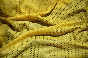 stänga upp av gul polyester nylon- sportkläder shorts till skapas en texturerad bakgrund foto