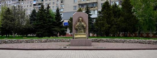pavlograd. ukraina - Mars 4, 2019 monument till matvei khizhnyak, historisk grundare av pavlograd foto