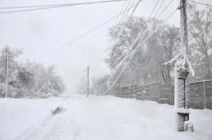 kharkiv. ukraina - april 4, 2017 oväntat snabb Ramla ut av snö i april på de kharkov gator foto