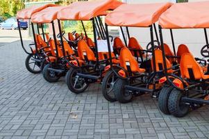 många modern orange fyrhjuliga sporter cyklar, cykel kort för familj sporter rekreation och turism med en hjul och pedaler parkerad i de höst parkera foto