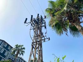 hög högspänning industriell elektrisk torn med trådar för levererar elektricitet till konsumenter foto