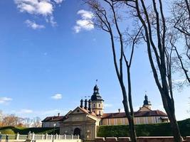 gammal, gammal medeltida slott med spiror och torn, väggar av sten och tegel omgiven förbi en skyddande vallgrav med vatten i de Centrum av Europa. barock stil arkitektur foto