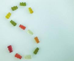 brev c tillverkad av skön ljuv utsökt flerfärgad seg saftig frukt klibbig björnar sötsaker på en vit bakgrund. ljuv alfabet foto