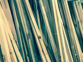 textur av trä- brun diagonalt lutande naturlig byggnad styrelser pinnar med knutar. de bakgrund foto