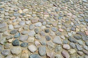 de textur av de sten väg, trottoar, väggar av stor grå gammal medeltida runda stark stenar, kullerstenar. de bakgrund foto