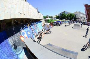 kharkiv, ukraina - 27 Maj, 2018 freestyle bmx ryttare i en skatepark under de årlig festival av gata kulturer foto