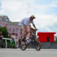 defocused bild av en massa av människor med bmx Cyklar. möte av fläktar av extrem sporter foto