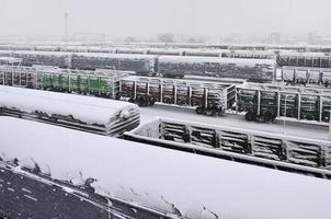 kharkiv. ukraina - april 4, 2017 oväntat snabb Ramla ut av snö i april på de kharkov gator foto