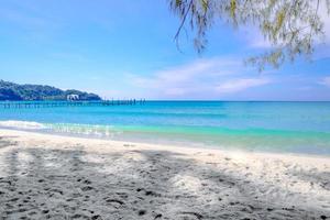 skön hav på tropisk strand som sommar landskap med blå himmel för resa i Semester koppla av tid i sommar foto