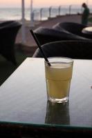 en alkoholfri mjuk dryck är hällde in i en glas. foto