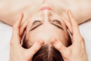 huvud massage av kvinna. foto
