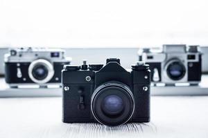 retro kameror på vit bakgrund foto