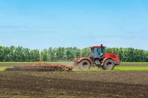 traktor på fältet foto