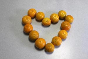 bänkskiva hjärta med apelsiner