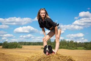 flicka med hund foto