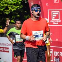 ny delhi, Indien - oktober 16 2022 - vedanta delhi halv maraton lopp efter covid i som maraton deltagarna handla om till korsa de Avsluta linje, delhi halv maraton 2022 foto