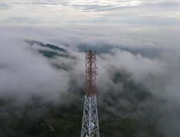 telekommunikationstorn från luften foto