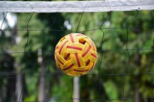 sepak takraw boll på netto, mjuk och selektiv fokus på boll, utomhus- sepak takraw spelar efter skola och efter arbete begrepp. foto