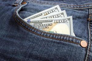 dollar sedlar i jeans ficka närbild. företag begrepp. ficka pengar. foto