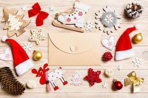 topp se av kuvert på festlig trä- bakgrund. jul leksaker och dekorationer. ny år tid begrepp foto