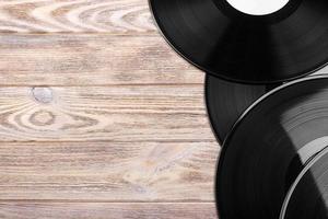 svart vinyl uppgifter på de trä- tabell, selektiv fokus med kopia Plats. topp se foto