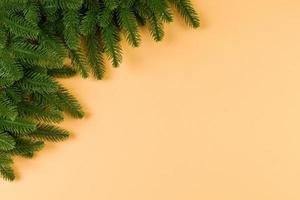 topp se av grön gran träd grenar på färgrik bakgrund. ny år Semester begrepp med tömma Plats för din design foto