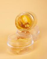 gul cannabis vax i glas behållare, gyllene thc badda foto