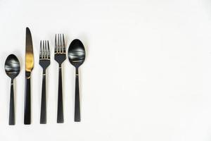 svart metall servis bestick redskap, gafflar knivar, skedar på grå bakgrund mexcio foto