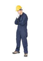 workman med blå overall och Hardhat i en enhetlig med klippning väg foto