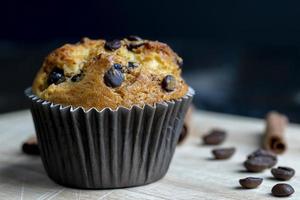 muffin med choklad bitar, stänga upp foto