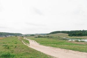 minsk, belarus. augusti 2021. landskap nära de dubrovsky reservoar foto