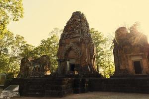 ruin av vägg av tempel, gammal khmer slott kusuantang i thailand buriram stad foto