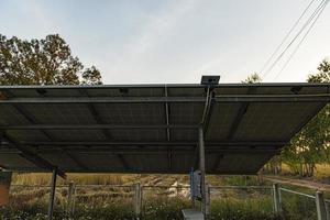 solceller kraft tillförsel system. sol- energi paneler. sol- kraft växt. de källa av ekologisk förnybar energi. - bild foto