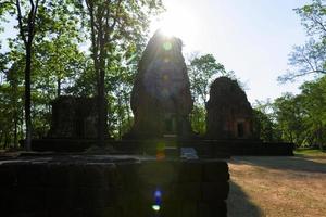 ruin av vägg av tempel, gammal khmer slott kusuantang i thailand buriram stad foto