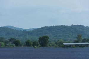 sol- panel på sol- kraft växt till innovation av grön energi för liv. foto