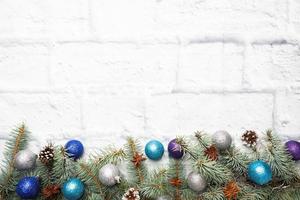 jul ram tillverkad av gran, jul träd dekorationer i silver- och blå på en ljus tegel bakgrund. kopia Plats. platt lägga. foto