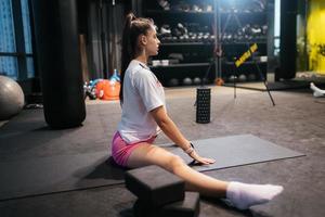 ung kvinna arbetssätt ut, håller på med yoga eller pilates övning foto