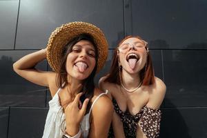 två attraktiv ung kvinnor lurar runt om i färsk luft. foto