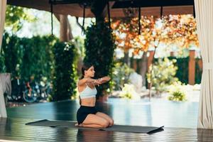 ung kvinna praktiserande yoga. utför ett övning foto