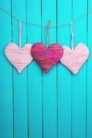 dekorativt hjärta på träbakgrund