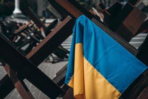 de ukrainska flagga hänger på barrikader i de stad foto