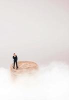 företag man figur stående på bitcoin och moln bakgrund. bitcoin brytning begrepp. foto