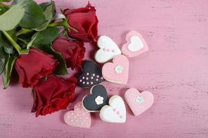 romantiska hjärtformade rosa, vita och svarta kakor