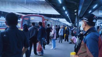 jakarta stad, Indonesien, 2022 - under de dag människor väntar för de tåg på de tanah abang station foto