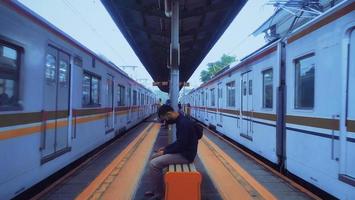 människor väntar för en tåg på bogor station, indonesien foto