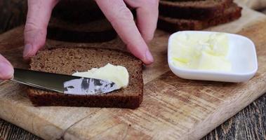 framställning smörgåsar med råg bröd och Smör foto