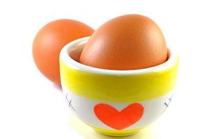 ägg och keramisk kopp foto